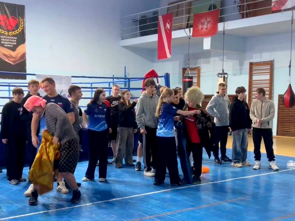 Новогоднее настроение начинается в спортивном зале! Новогоднее настроение начинается в спортивном зале!