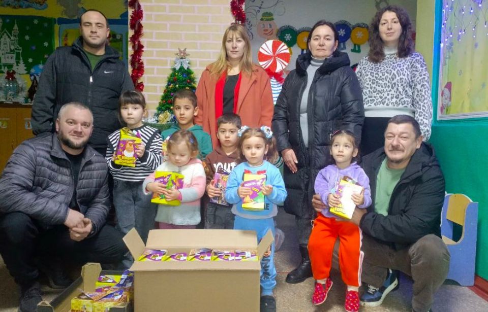 В преддверии новогодних праздников коллектив Крестовского территориального отдела поздравил воспитанников детских садов с наступающим Новым годом В преддверии новогодних праздников коллектив Крестовского территориального отдела поздравил воспитанников детских садов с наступающим Новым годом