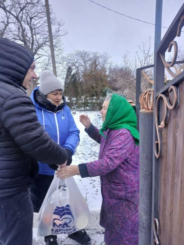 В преддверии Нового года в Рыково поздравили ветеранов и маломобильных жителей В преддверии Нового года в Рыково поздравили ветеранов и маломобильных жителей