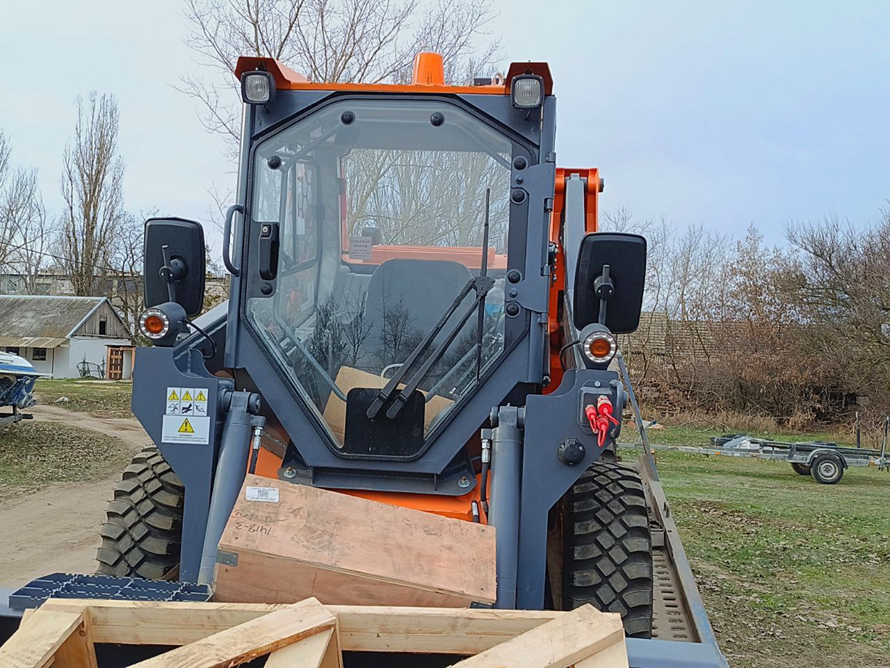 Скадовское лесоохотничье хозяйство пополнило свой автопарк новым мини-погрузчиком, укомплектованным набором навесного оборудования Скадовское лесоохотничье хозяйство пополнило свой автопарк новым мини-погрузчиком, укомплектованным набором навесного оборудования