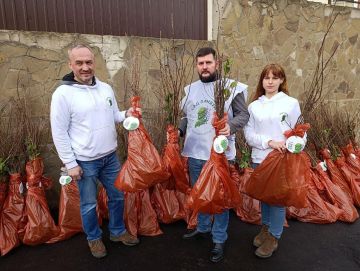 Жители Херсонской области получили по пять деревьев и кустарников для посадок в саду