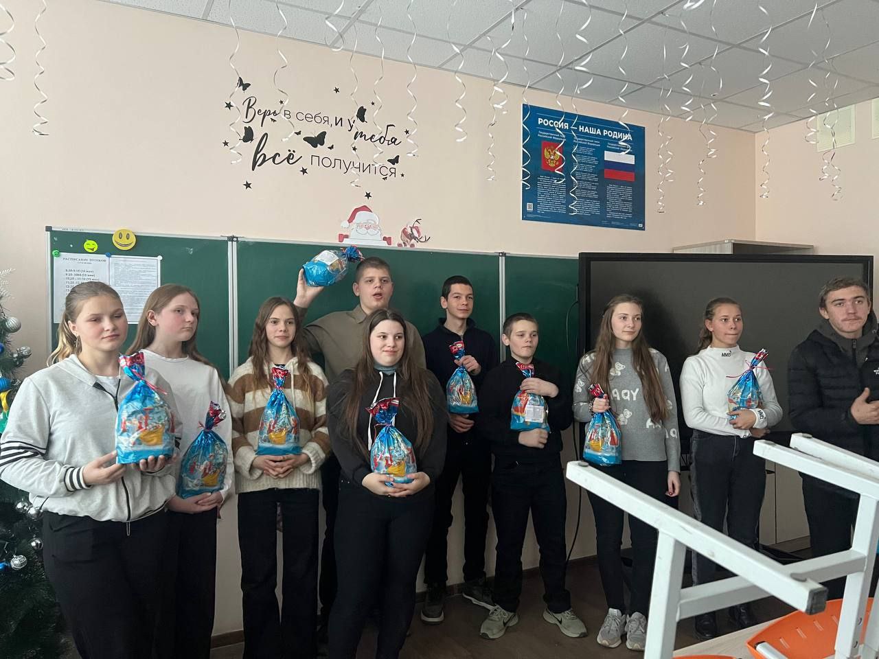 Мордовия передала новогодние подарки ученикам Каланчакской школы № 1 Мордовия передала новогодние подарки ученикам Каланчакской школы № 1