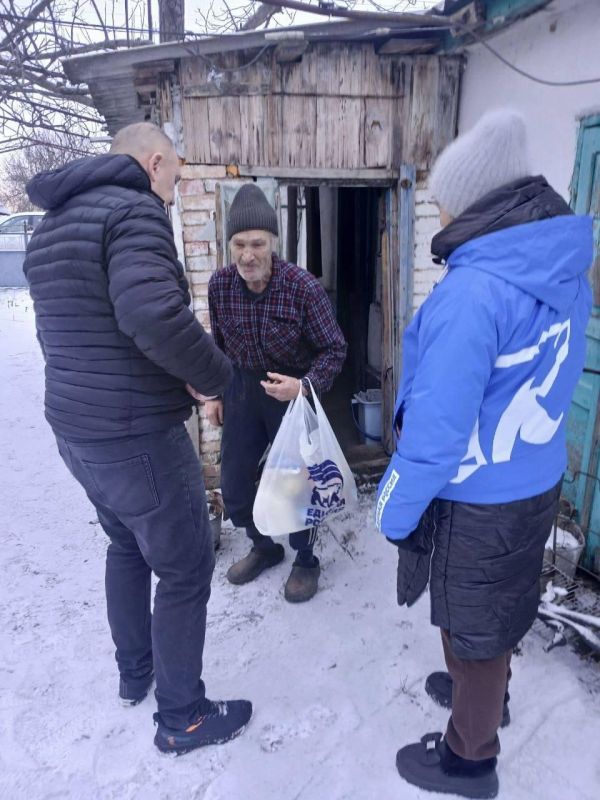 В преддверии Нового года в Рыково поздравили ветеранов и маломобильных жителей В преддверии Нового года в Рыково поздравили ветеранов и маломобильных жителей