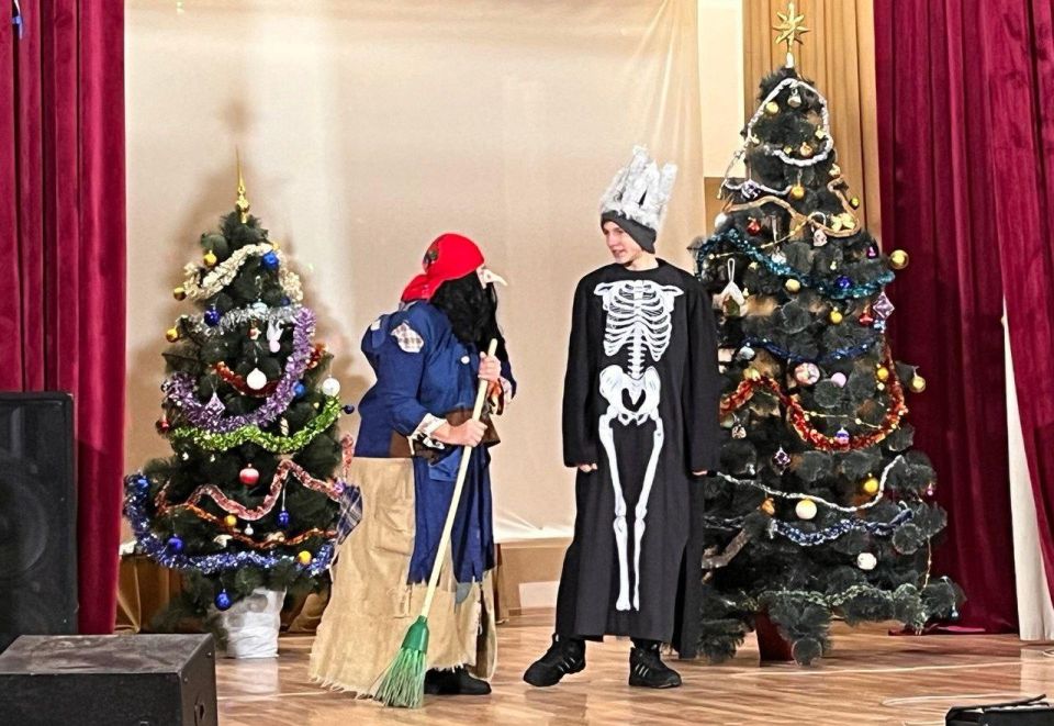 В пгт Любимовка прошёл детский новогодний спектакль В пгт Любимовка прошёл детский новогодний спектакль