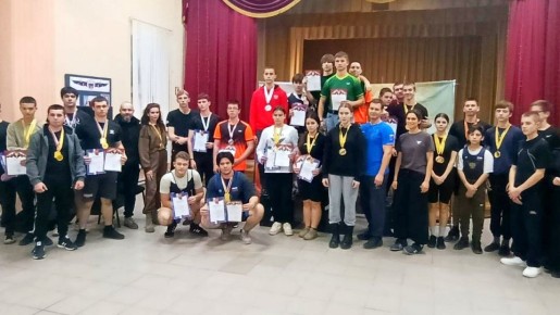 Более 30 атлетов приняли участие в Первенстве области по пауэрлифтингу