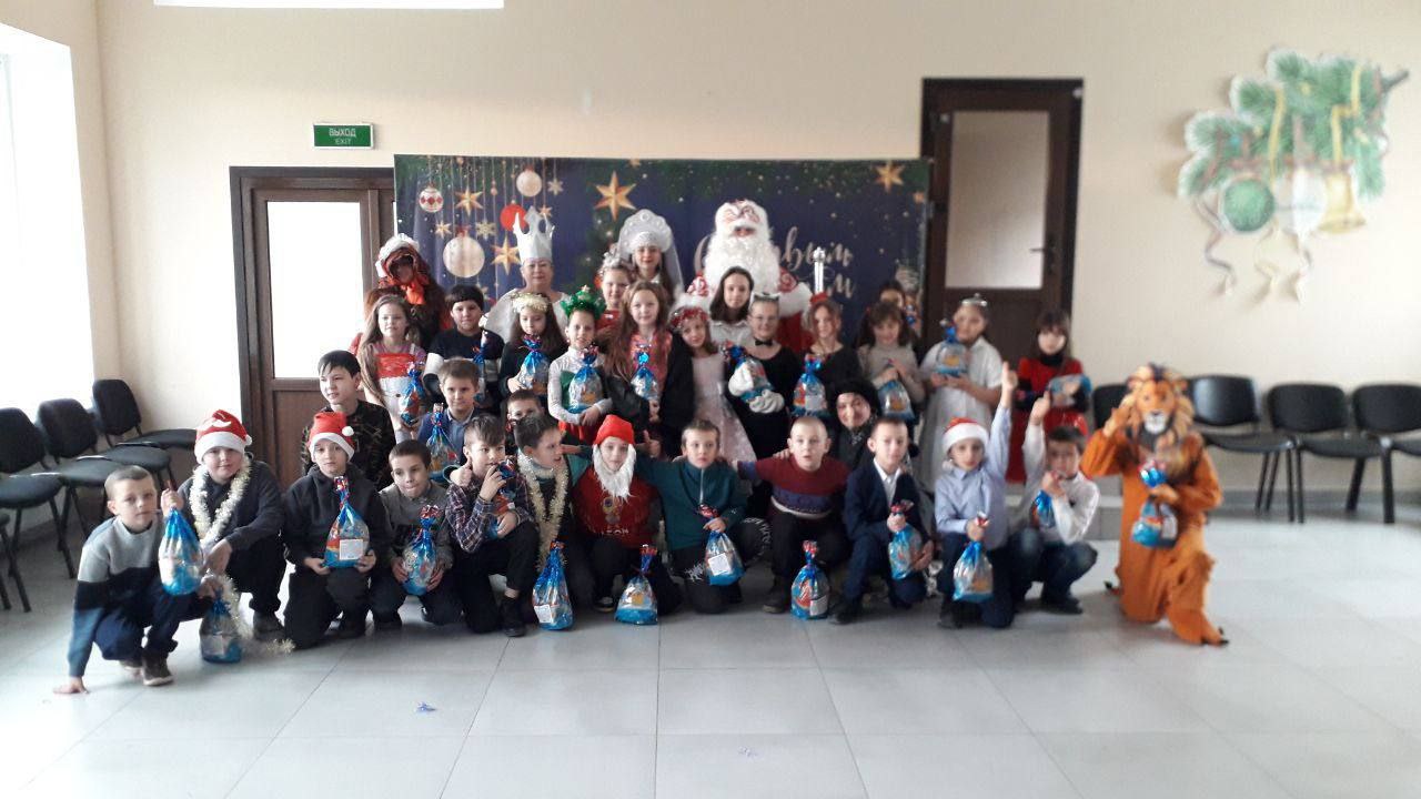 Мордовия передала новогодние подарки ученикам Каланчакской школы № 1