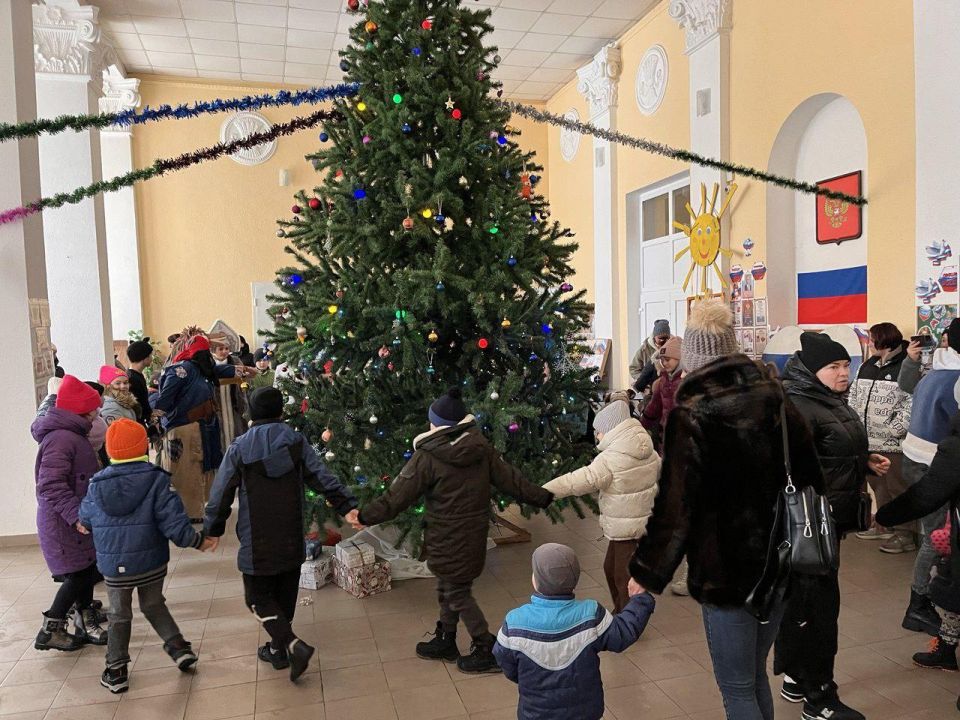 В пгт Любимовка прошёл детский новогодний спектакль В пгт Любимовка прошёл детский новогодний спектакль