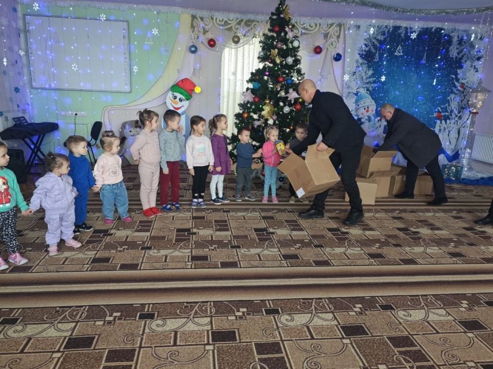 Администрация Новотроицкого муниципального округа доставила подарки в дошкольные учреждения Администрация Новотроицкого муниципального округа доставила подарки в дошкольные учреждения