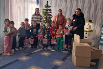 В преддверии новогодних праздников коллектив Крестовского территориального отдела поздравил воспитанников детских садов с наступающим Новым годом