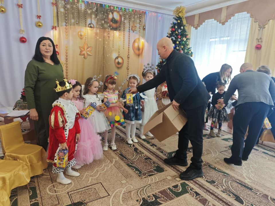 Администрация Новотроицкого муниципального округа доставила подарки в дошкольные учреждения Администрация Новотроицкого муниципального округа доставила подарки в дошкольные учреждения