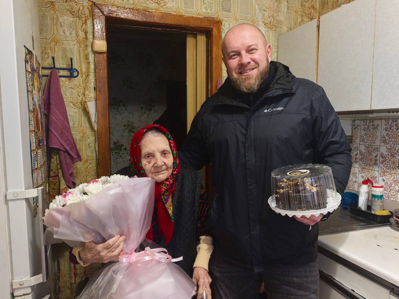 Единороссы поздравили с наступающим Новым годом и Днем рождения жительницу Каховского округа, встретившую 100-летний юбилей