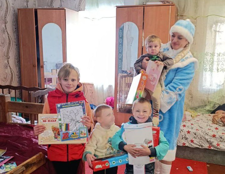 В преддверии новогодних праздников начальник отдела по обеспечению деятельности Комиссии по делам несовершеннолетних и защите их прав (КДН и ЗП) администрации поздравила с наступающими праздниками семьи, находящиеся в... В преддверии новогодних праздников начальник отдела по обеспечению деятельности Комиссии по делам несовершеннолетних и защите их прав (КДН и ЗП) администрации поздравила с наступающими праздниками семьи, находящиеся в...