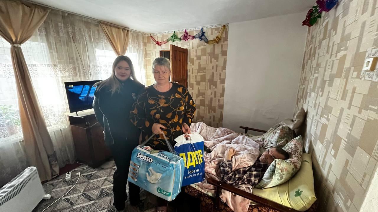 Актив ЛДПР в Херсонской области поздравил ветеранов труда с наступающим Новым годом