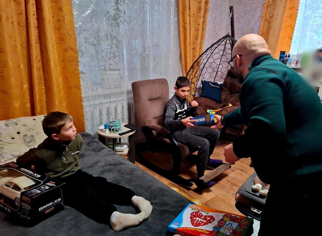 Сергей Георгиев: Новогодний визит в семью защитника Сергей Георгиев: Новогодний визит в семью защитника