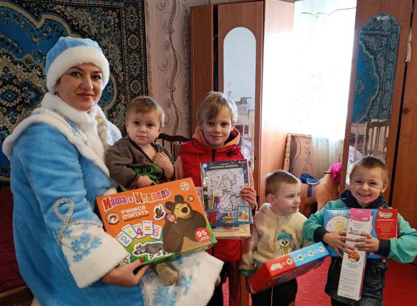 В преддверии новогодних праздников начальник отдела по обеспечению деятельности Комиссии по делам несовершеннолетних и защите их прав (КДН и ЗП) администрации поздравила с наступающими праздниками семьи, находящиеся в... В преддверии новогодних праздников начальник отдела по обеспечению деятельности Комиссии по делам несовершеннолетних и защите их прав (КДН и ЗП) администрации поздравила с наступающими праздниками семьи, находящиеся в...