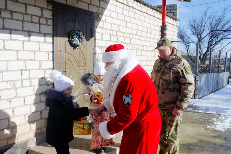 Новогодние желания двух сестер из Херсонской области исполнил начальник регионального Управления Росгвардии
