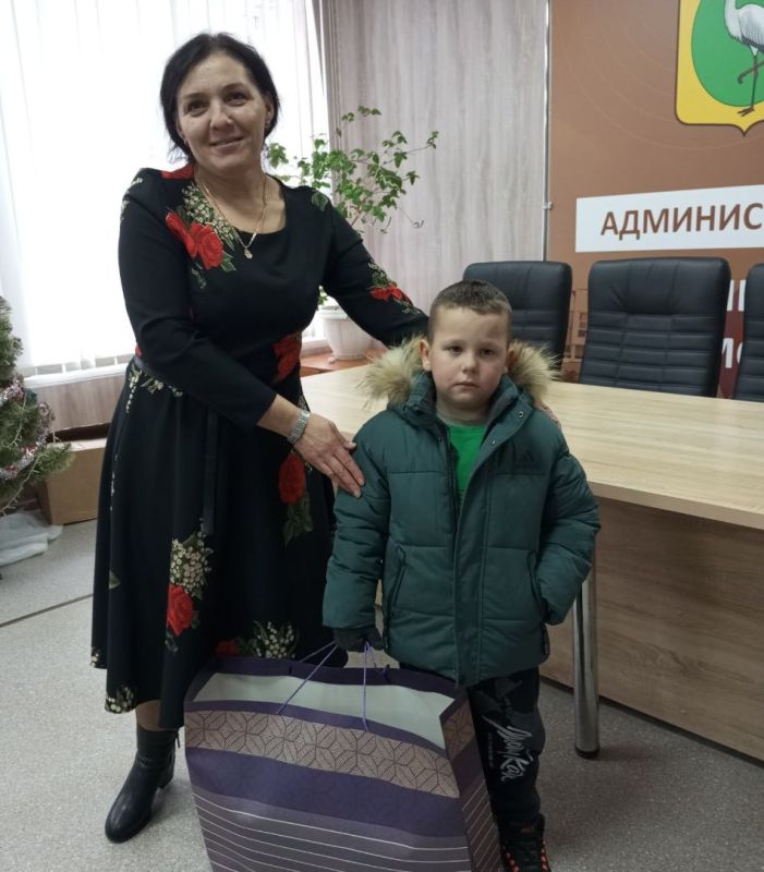 Сотрудники администрации Чаплинского муниципального округа исполнили желания детей в рамках акции «Елка желаний» Сотрудники администрации Чаплинского муниципального округа исполнили желания детей в рамках акции «Елка желаний»
