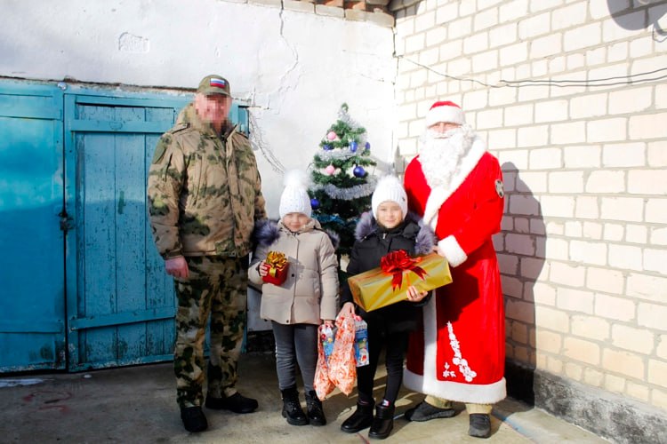 Новогодние желания двух сестер из Херсонской области исполнил начальник регионального Управления Росгвардии Новогодние желания двух сестер из Херсонской области исполнил начальник регионального Управления Росгвардии
