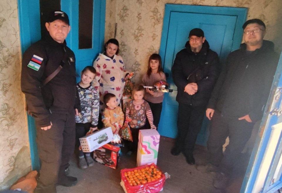 Аварийная бригада из Кабардино-Балкарии поздравила многодетную семью села Красное с наступающим 2026 годом Аварийная бригада из Кабардино-Балкарии поздравила многодетную семью села Красное с наступающим 2026 годом
