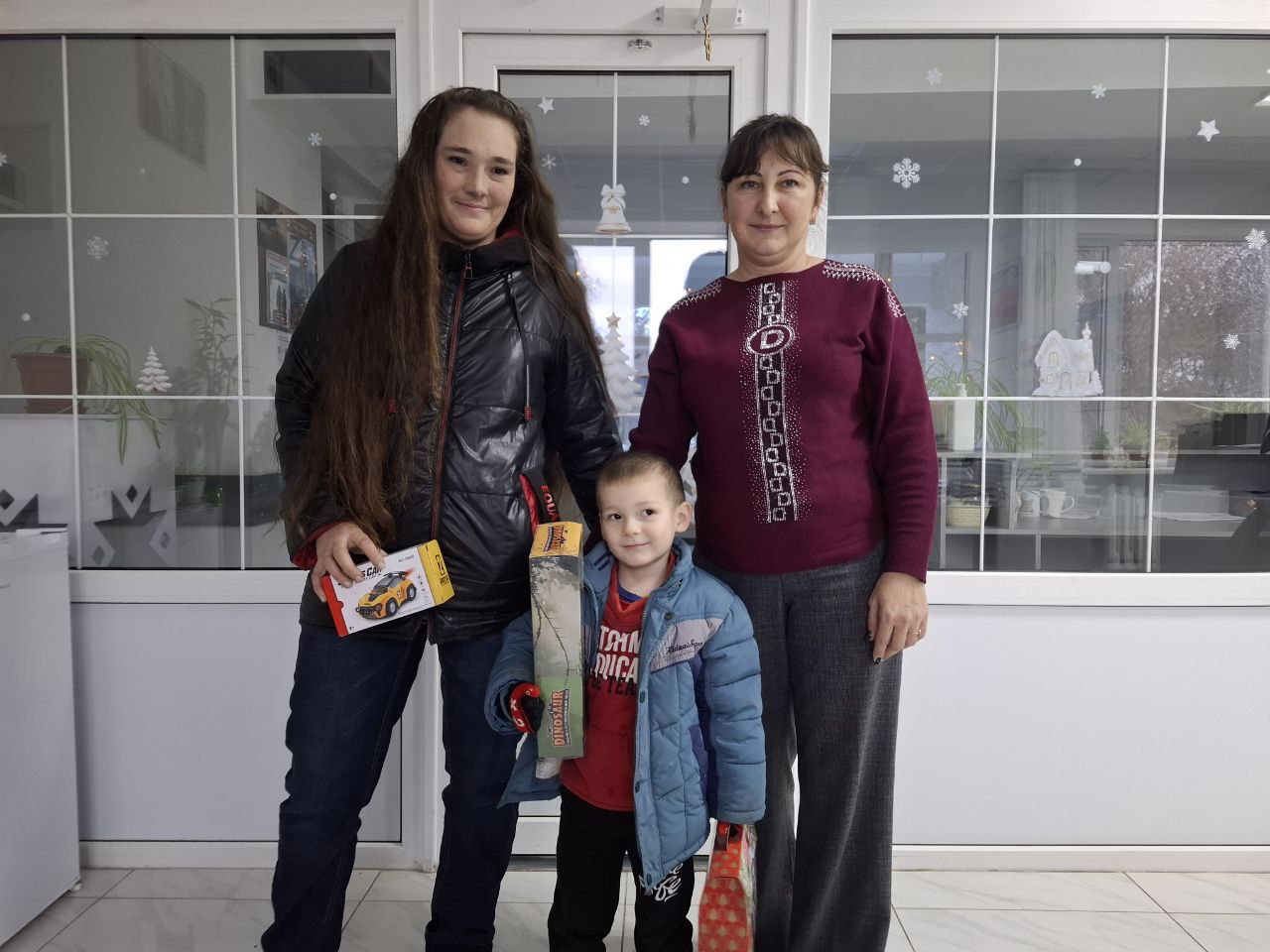 Сотрудники администрации Чаплинского муниципального округа исполнили желания детей в рамках акции «Елка желаний»