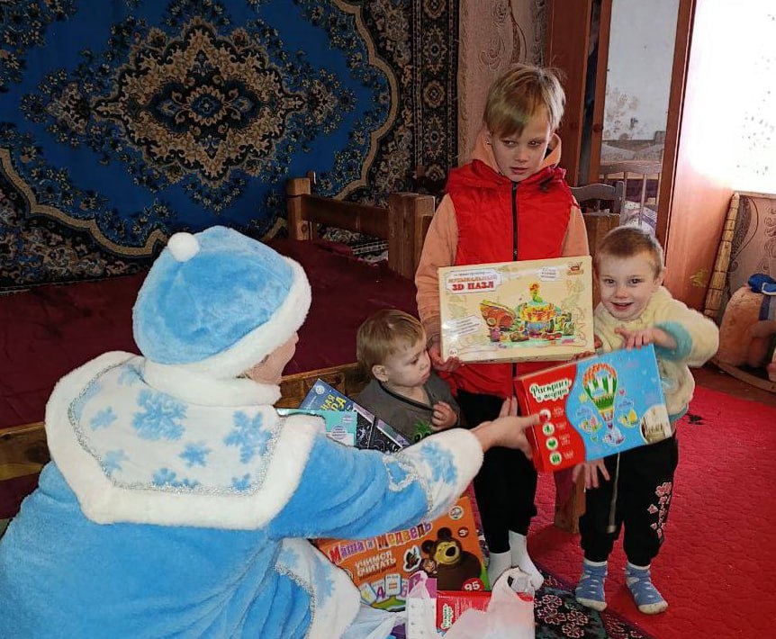 В преддверии новогодних праздников начальник отдела по обеспечению деятельности Комиссии по делам несовершеннолетних и защите их прав (КДН и ЗП) администрации поздравила с наступающими праздниками семьи, находящиеся в... В преддверии новогодних праздников начальник отдела по обеспечению деятельности Комиссии по делам несовершеннолетних и защите их прав (КДН и ЗП) администрации поздравила с наступающими праздниками семьи, находящиеся в...