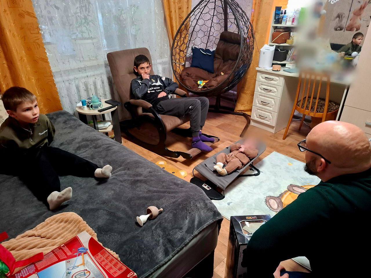 Сергей Георгиев: Новогодний визит в семью защитника Сергей Георгиев: Новогодний визит в семью защитника