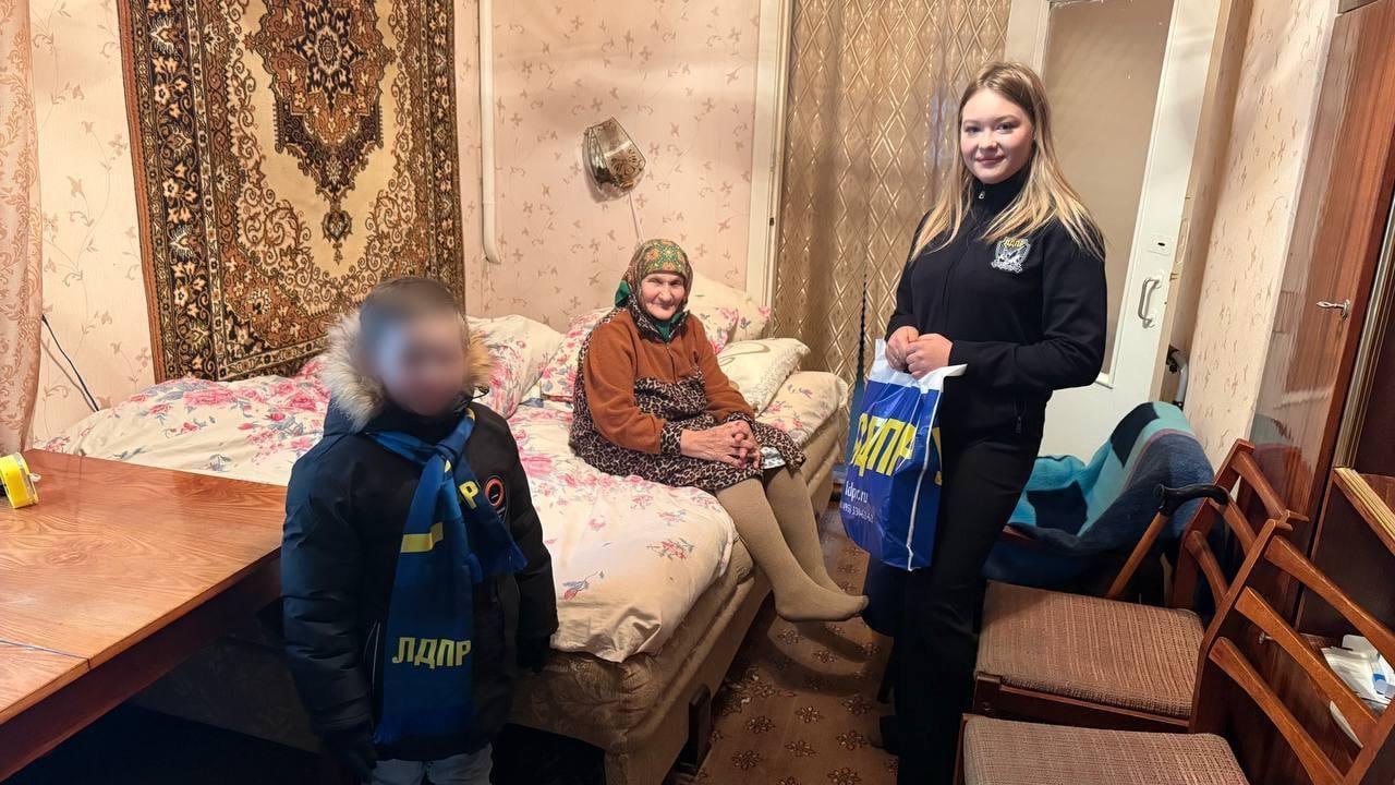 Актив ЛДПР в Херсонской области поздравил ветеранов труда с наступающим Новым годом Актив ЛДПР в Херсонской области поздравил ветеранов труда с наступающим Новым годом