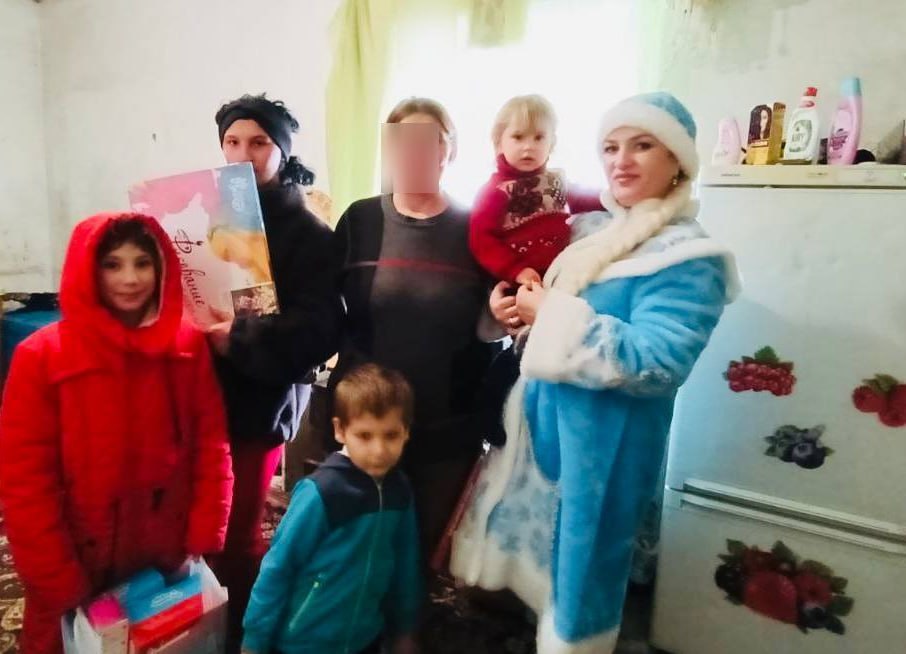 В преддверии новогодних праздников начальник отдела по обеспечению деятельности Комиссии по делам несовершеннолетних и защите их прав (КДН и ЗП) администрации поздравила с наступающими праздниками семьи, находящиеся в... В преддверии новогодних праздников начальник отдела по обеспечению деятельности Комиссии по делам несовершеннолетних и защите их прав (КДН и ЗП) администрации поздравила с наступающими праздниками семьи, находящиеся в...