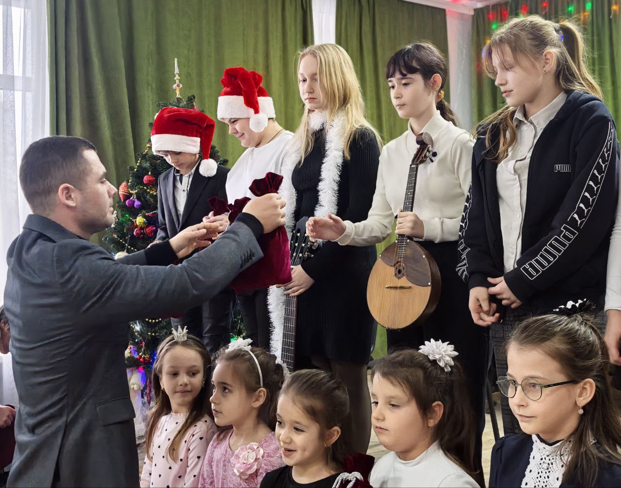 В преддверии Нового года посетил детскую школу искусств посёлка Аскании-Нова, чтобы поздравить учащихся и педагогов В преддверии Нового года посетил детскую школу искусств посёлка Аскании-Нова, чтобы поздравить учащихся и педагогов