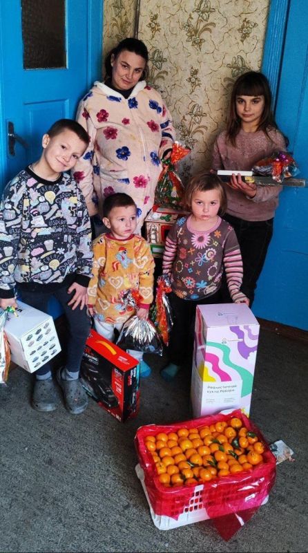Аварийная бригада из Кабардино-Балкарии поздравила многодетную семью села Красное с наступающим 2026 годом Аварийная бригада из Кабардино-Балкарии поздравила многодетную семью села Красное с наступающим 2026 годом
