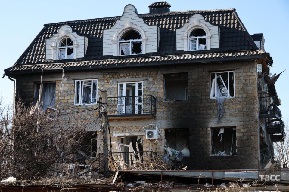 Кадры с места новогодней атаки по гостинице и кафе в Хорлах и обстановке после удара Кадры с места новогодней атаки по гостинице и кафе в Хорлах и обстановке после удара