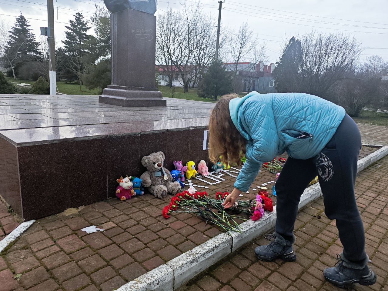 Акции памяти по жертвам теракта в селе Хорлы инициированы активистами «Единой России» в Херсонской области Акции памяти по жертвам теракта в селе Хорлы инициированы активистами «Единой России» в Херсонской области