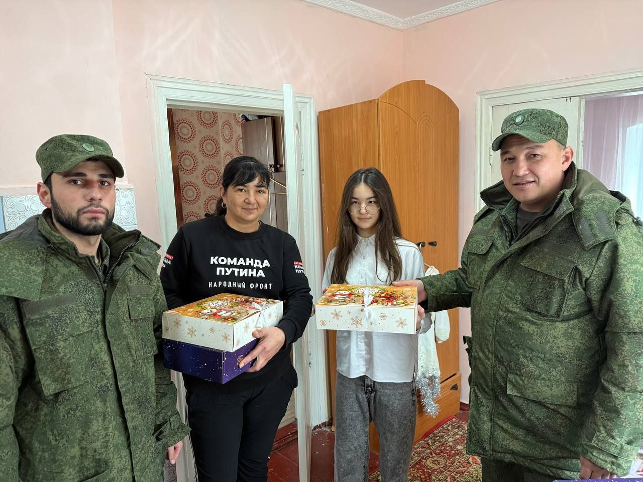 Офицеры СК России поздравили с новогодними праздниками многодетную семью