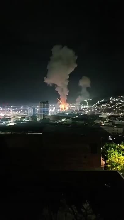 Паблики сообщают о взрыве нефтеперерабатывающего завода в столице Венесуэлы