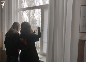 Первые продолжают украшать школы к Новому году