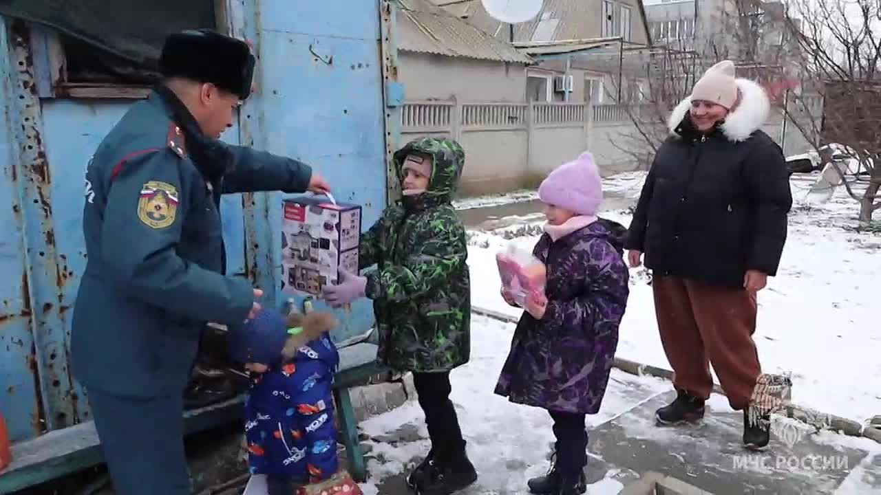 Главное управление МЧС России по Херсонской области исполнило новогодние мечты пятерых детей