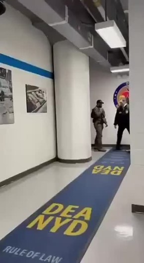 Белый дом опубликовал кадры с президентом Венесуэлы Мадуро после его доставки в США