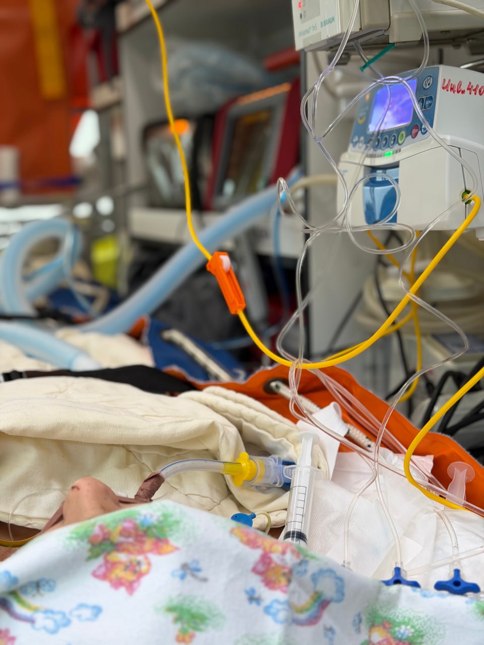 Ребенка, пострадавшего от удара ВСУ в Хорлах, в тяжелом состоянии транспортируют в Москву Ребенка, пострадавшего от удара ВСУ в Хорлах, в тяжелом состоянии транспортируют в Москву