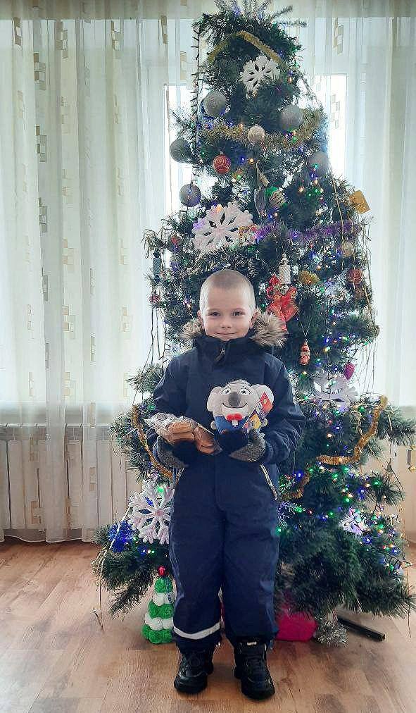 Участники СВО подарили новогодние подарки детям из села Коробки