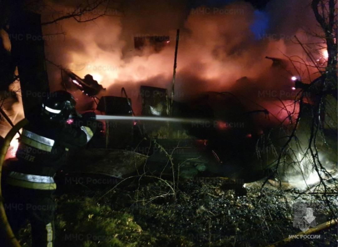 В Ивановке спасатели МЧС потушили пожар в частном доме