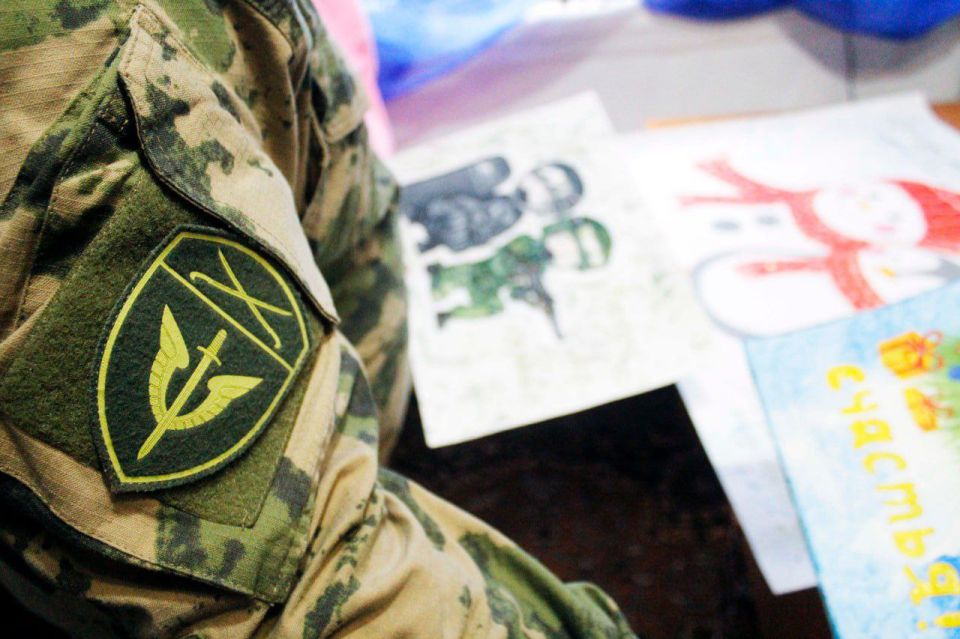 Сотрудники спецназа Росгвардии исполнили новогоднее желание 14-летней Владлены из Геническа в рамках акции "Елка желаний" Сотрудники спецназа Росгвардии исполнили новогоднее желание 14-летней Владлены из Геническа в рамках акции "Елка желаний"
