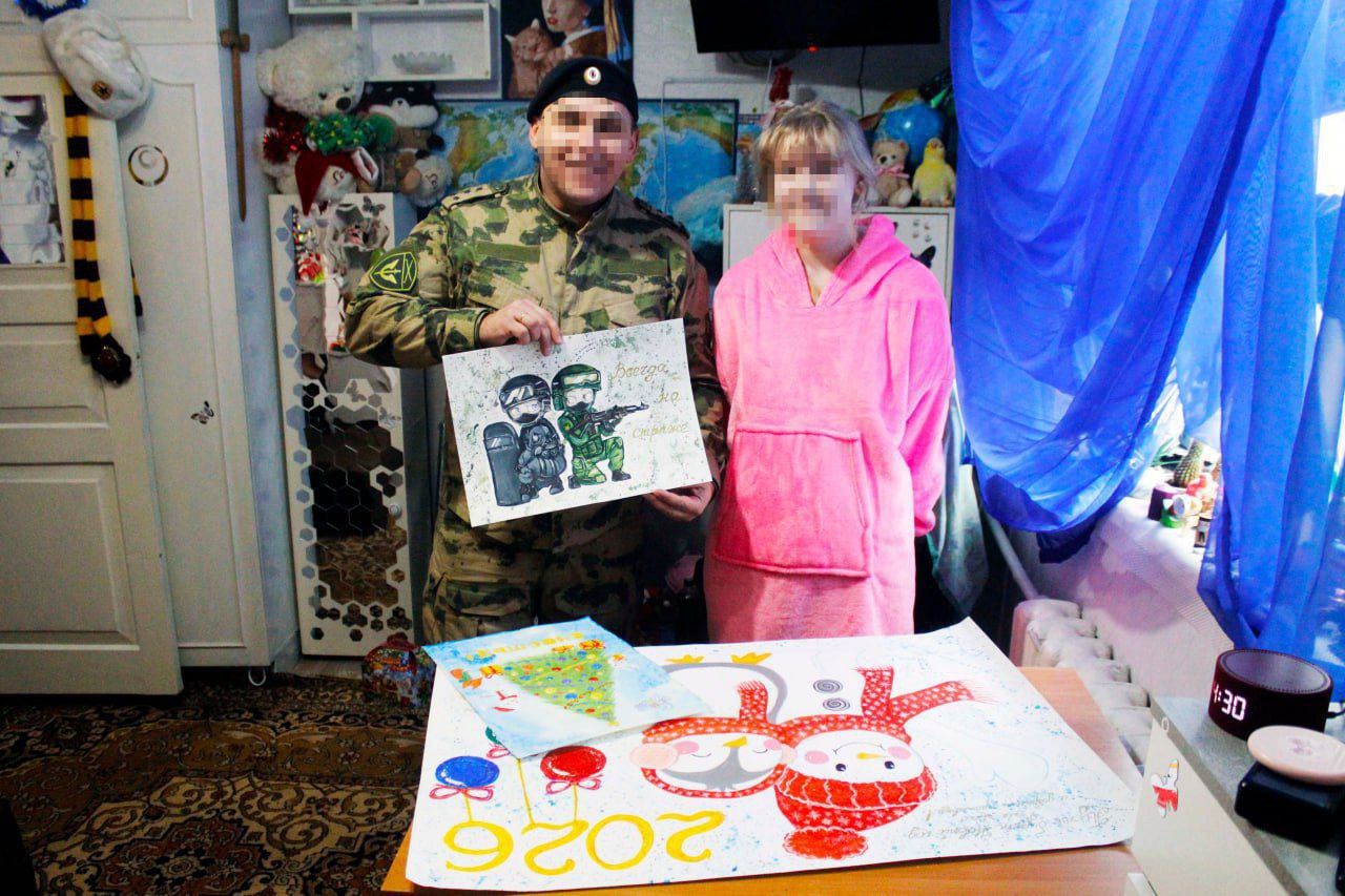 Сотрудники спецназа Росгвардии исполнили новогоднее желание 14-летней Владлены из Геническа в рамках акции "Елка желаний" Сотрудники спецназа Росгвардии исполнили новогоднее желание 14-летней Владлены из Геническа в рамках акции "Елка желаний"