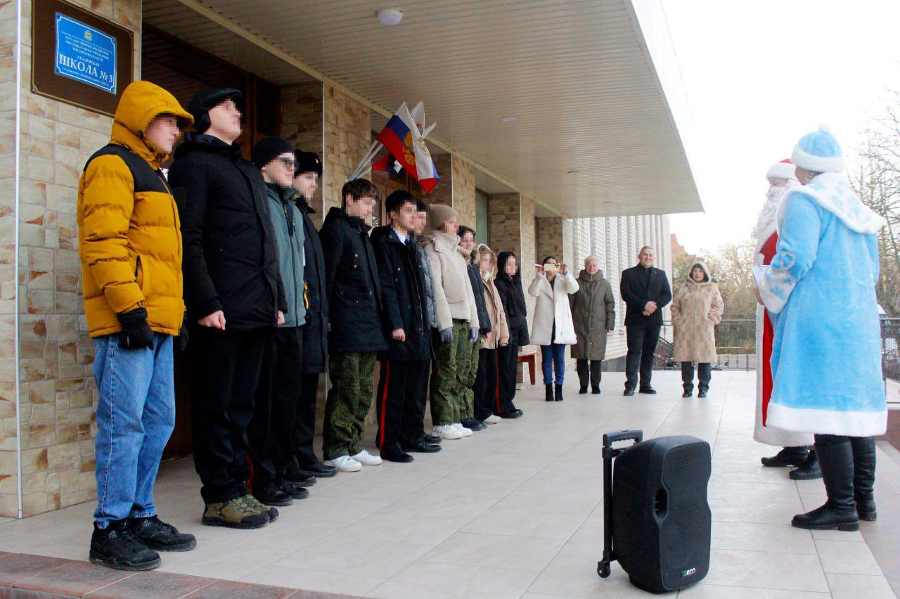 Сотрудники Росгвардии приехали в гости к ученикам Скадовской школы №3 на боевом автомобиле в рамках акции "Дед Мороз специального назначения" Сотрудники Росгвардии приехали в гости к ученикам Скадовской школы №3 на боевом автомобиле в рамках акции "Дед Мороз специального назначения"