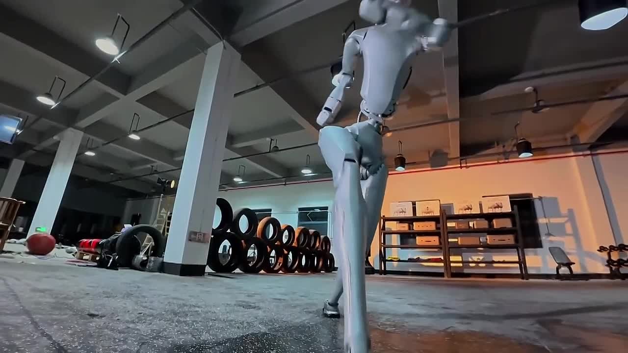 Гуманоидный робот Unitree H2 едва не расколол голову тестировщику во время демонстрации приёмов единоборств