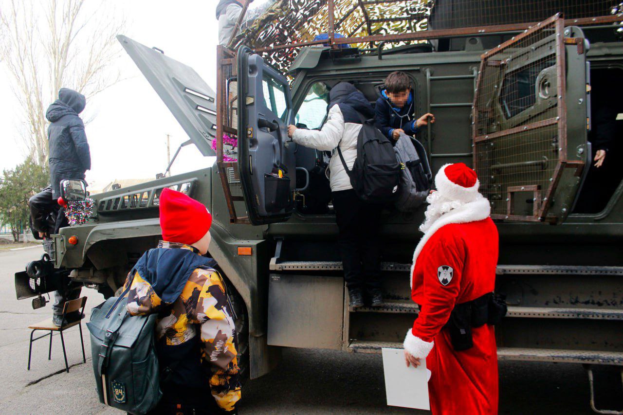 Сотрудники Росгвардии приехали в гости к ученикам Скадовской школы №3 на боевом автомобиле в рамках акции "Дед Мороз специального назначения" Сотрудники Росгвардии приехали в гости к ученикам Скадовской школы №3 на боевом автомобиле в рамках акции "Дед Мороз специального назначения"