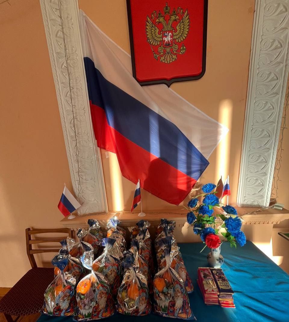 Наши защитники, военнослужащие Российской Федерации, подарили новогодние подарки детям из села Софиевка Наши защитники, военнослужащие Российской Федерации, подарили новогодние подарки детям из села Софиевка