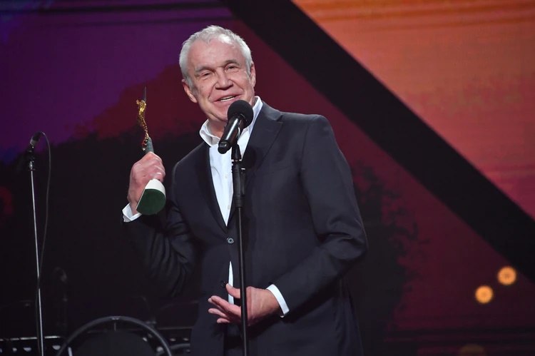 Ноутбук для учебы и велосипед на Новый год: Известный актер Сергей Гармаш исполнил желания сестер из прифронтовой Каховки