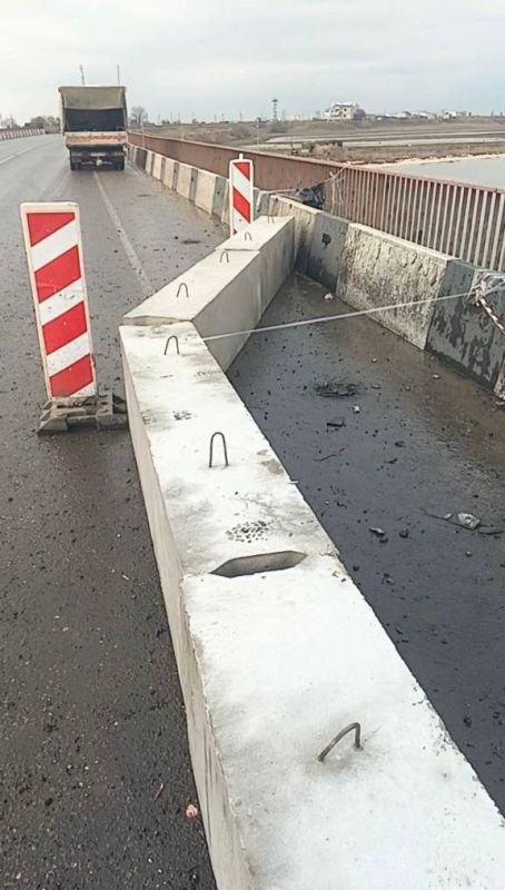 Водителей призвали быть внимательнее на автомобильном мосту в районе села Чонгар, поврежденном из-за падения БпЛА Водителей призвали быть внимательнее на автомобильном мосту в районе села Чонгар, поврежденном из-за падения БпЛА