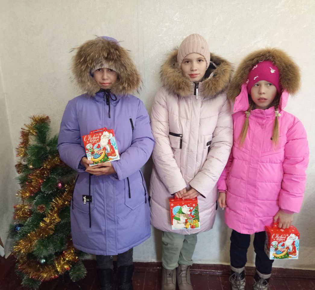 В Чернянке и Новокаменке детям льготных категорий вручили сладкие новогодние подарки от администрации В Чернянке и Новокаменке детям льготных категорий вручили сладкие новогодние подарки от администрации