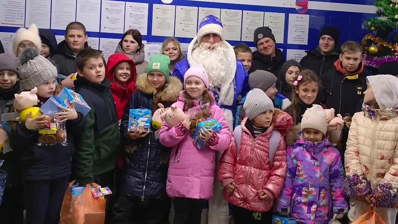 Все дети Васильевского территориального отдела получили сладкие новогодние подарки и мягкие игрушки от участников СВО и неравнодушных граждан нашей страны